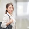 カメラ目線の女性