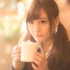 夕日にあたる女子高生