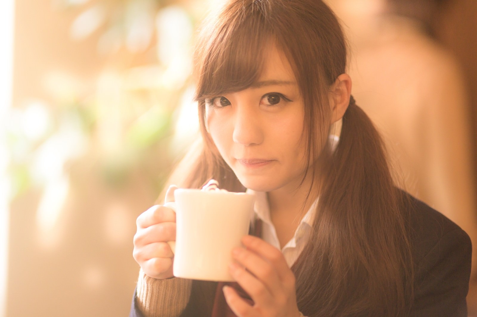 夕日にあたる女子高生