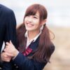 腕組みする女子高生