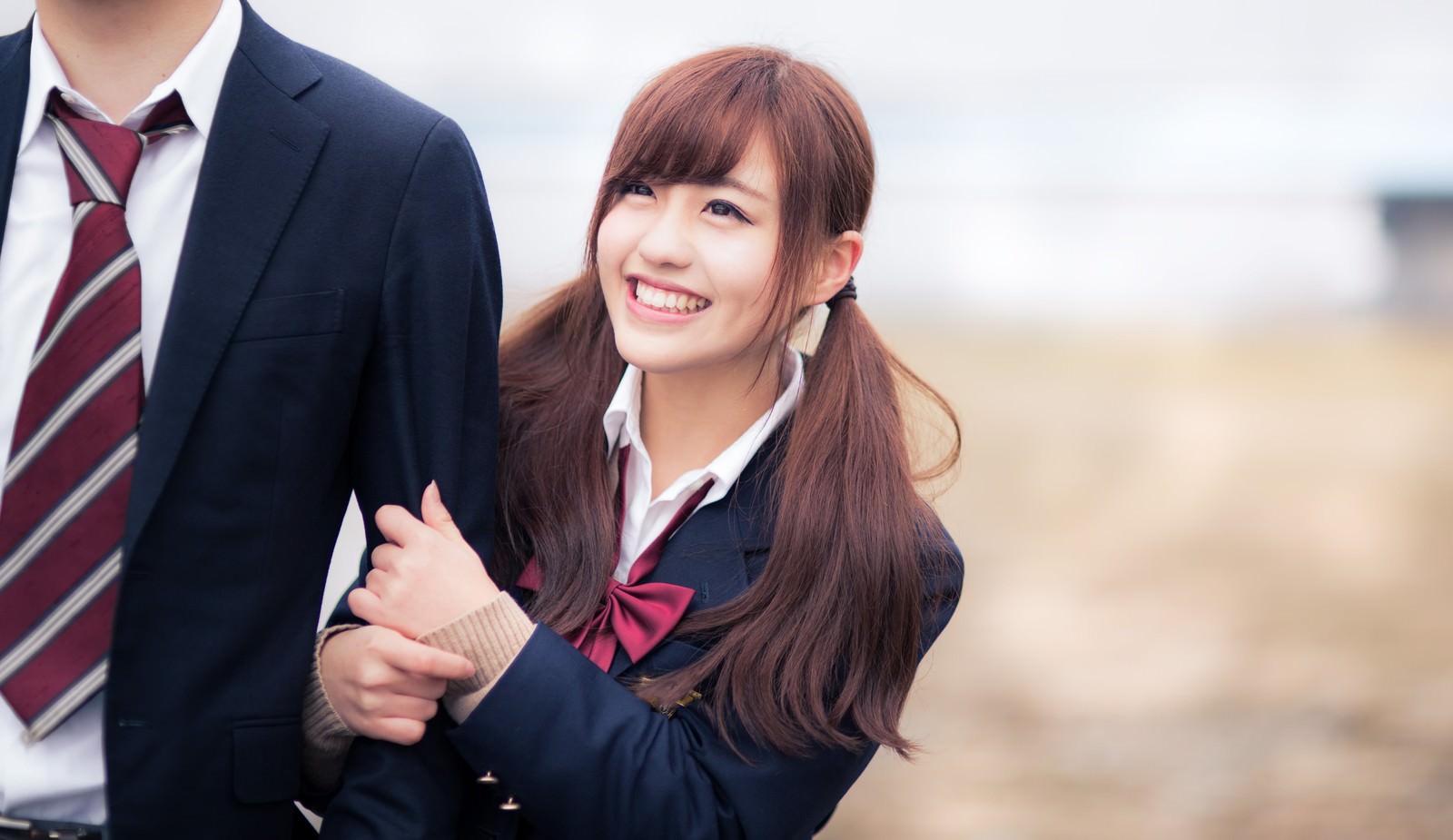 腕組みする女子高生
