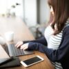 PCで仕事する女性
